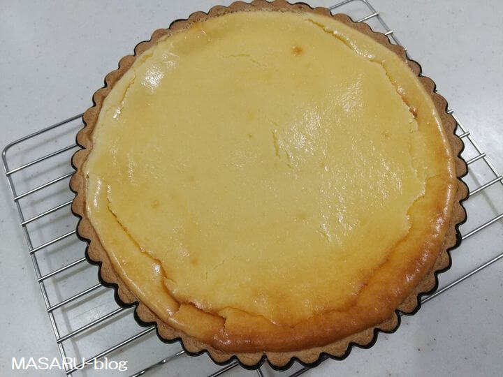 焼き上がった業務スーパーのクリームチーズケーキ